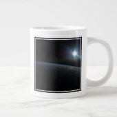 Die Sonne liegt über dem Horizont der Erde. Jumbo-Tasse (Rechts)