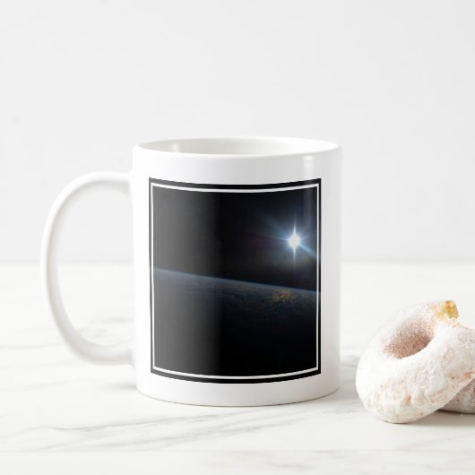 Die Sonne liegt über dem Horizont der Erde. Kaffeetasse (Mit Donut)