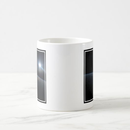 Die Sonne liegt über dem Horizont der Erde. Kaffeetasse (Mittel)