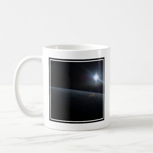 Die Sonne liegt über dem Horizont der Erde. Kaffeetasse (Links)
