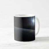 Die Sonne liegt über dem Horizont der Erde. Kaffeetasse (VorderseiteRechts)