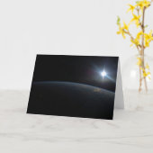 Die Sonne liegt über dem Horizont der Erde. Karte (Gelbe Blume)