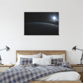 Die Sonne liegt über dem Horizont der Erde. Leinwanddruck (Insitu (Schlafzimmer))