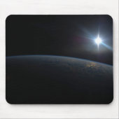 Die Sonne liegt über dem Horizont der Erde. Mousepad (Vorne)