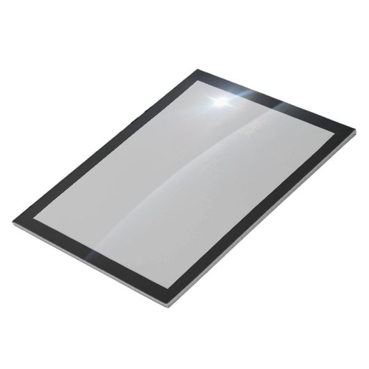 Die Sonne liegt über dem Horizont der Erde. Notizblock (angewinkelt)