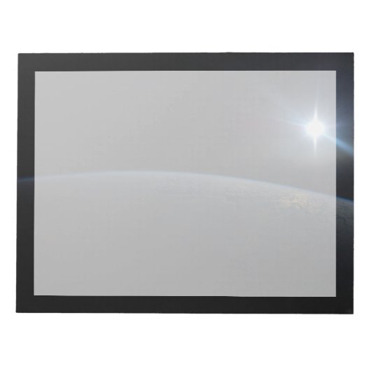 Die Sonne liegt über dem Horizont der Erde. Notizblock (Vorderseite)