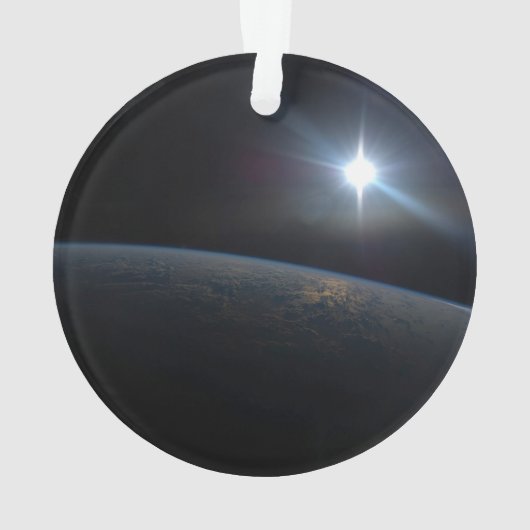 Die Sonne liegt über dem Horizont der Erde. Ornament (Rückseite)