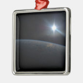 Die Sonne liegt über dem Horizont der Erde. Ornament Aus Metall (Links)