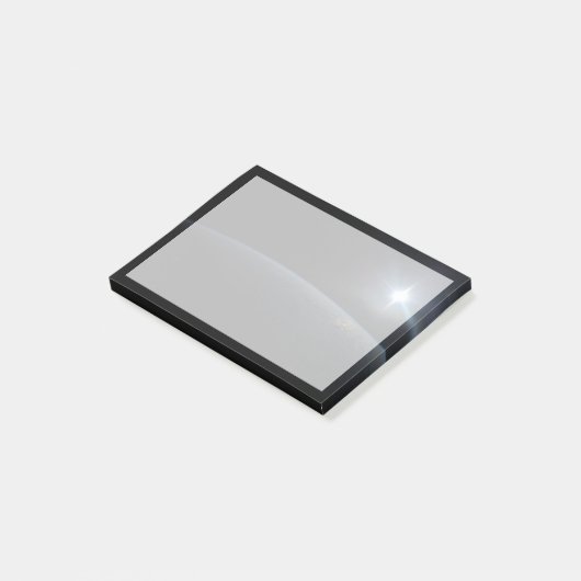 Die Sonne liegt über dem Horizont der Erde. Post-it Klebezettel (angewinkelt)