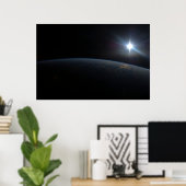 Die Sonne liegt über dem Horizont der Erde. Poster (Heimbüro)