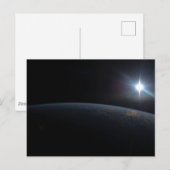 Die Sonne liegt über dem Horizont der Erde. Postkarte (Vorne/Hinten)