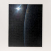 Die Sonne liegt über dem Horizont der Erde. Puzzle (Vertikal)