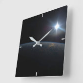 Die Sonne liegt über dem Horizont der Erde. Quadratische Wanduhr (Winkel)