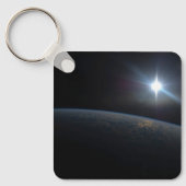Die Sonne liegt über dem Horizont der Erde. Schlüsselanhänger (Vorderseite)