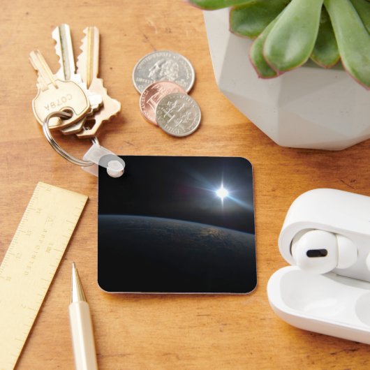 Die Sonne liegt über dem Horizont der Erde. Schlüsselanhänger (Schreibtisch)