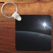 Die Sonne liegt über dem Horizont der Erde. Schlüsselanhänger (Vorderseite)