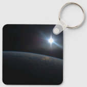 Die Sonne liegt über dem Horizont der Erde. Schlüsselanhänger (Rückseite)