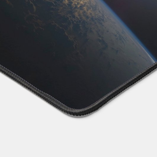 Die Sonne liegt über dem Horizont der Erde. Schreibtischunterlage (Ecke)