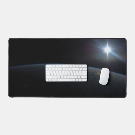 Die Sonne liegt über dem Horizont der Erde. Schreibtischunterlage (Tastatur & Maus)