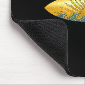 Die Sonne mit Surfbrett und Meereswellen surft  Mousepad (Ecke)