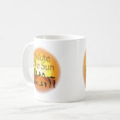 Die Sonne salutieren Kaffeetasse (Vorderseite Links)