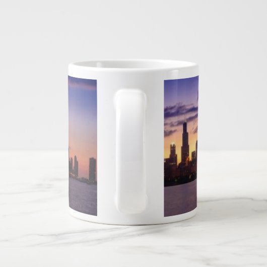 Die Sonne-Sets über dem Chicagoskyline Jumbo-Tasse (Rückseite)