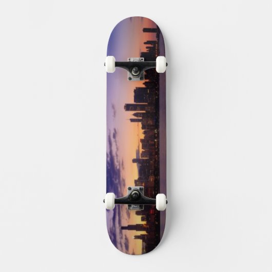Die Sonne-Sets über dem Chicagoskyline Skateboard (Vorderseite)