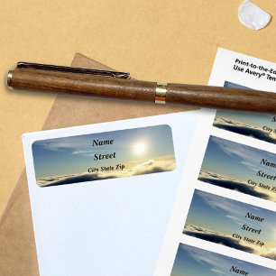 Die Sonne steigt über den Wolken über den Colorado