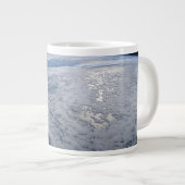 Die Sonne strahlt auf dem Südpazifik. Jumbo-Tasse (Vorderseite Rechts)