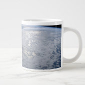 Die Sonne strahlt auf dem Südpazifik. Jumbo-Tasse (Rechts)