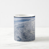 Die Sonne strahlt auf dem Südpazifik. Kaffeetasse (Mittel)