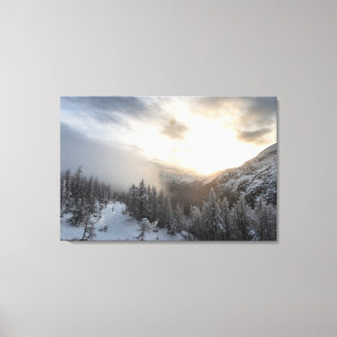 Die Sonne strahlt in atemberaubender Winterlandsch Leinwanddruck