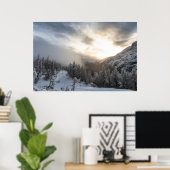 Die Sonne strahlt in atemberaubender Winterlandsch Poster (Heimbüro)