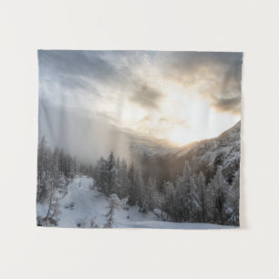 Die Sonne strahlt in atemberaubender Winterlandsch Wandteppich
