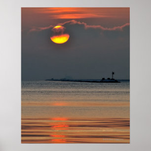 Die Sonne taucht durch eine Offshorenebelbank auf Poster