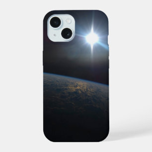 Die Sonne untergeht hinter dem Horizont der Erde. iPhone 15 Hülle