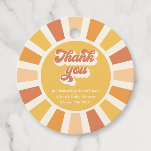 Die sonnengelbe Babydusche kommt hier. Geschenkanhänger (Vorderseite)