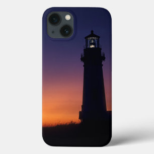 Die Sonnenkugel sinkt auf den farbenfrohen Horizon iPhone 13 Hülle