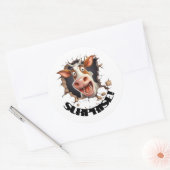 Die sonnige Kuh ruft Ihre Gäste überrascht Runder Aufkleber (Umschlag)