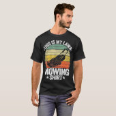 Die sonnige Landschaft, die Gras der Rasenpflege e T-Shirt (Vorne ganz)