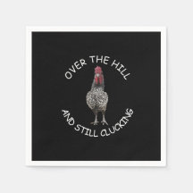 Die sonnige Rooster über dem Hügel klammert noch P