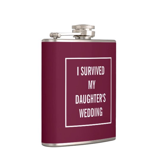 Die sonnige überlebende Tochter ist mit Rotem Wein Flachmann (Rechts)