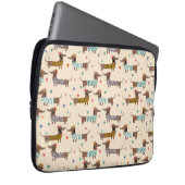 Die sonnigen Dackeln in Hats und Sweatern Laptopschutzhülle (Vorne Rechts)