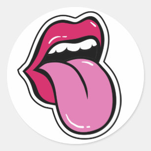 Die sonnigen Lippen sind rosa. Mund zeigt Zunge. P Runder Aufkleber
