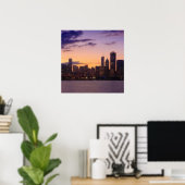 Die sonnigen Sets über der Skyline von Chicago Poster (Heimbüro)
