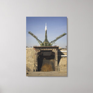 Die Soyuz Rakete wird in Position 2 aufgerichtet Leinwanddruck