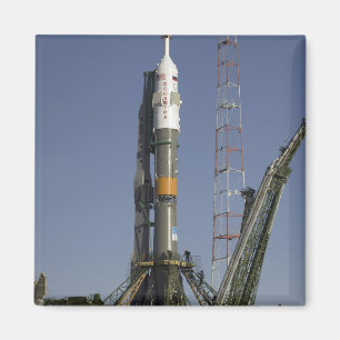 Die Soyuz Rakete wird in Position 2 aufgerichtet Magnet