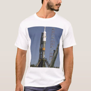 Die Soyuz Rakete wird in Position 2 aufgerichtet T-Shirt