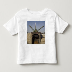 Die Soyuz Rakete wird in Position 3 aufgerichtet Kleinkind T-shirt