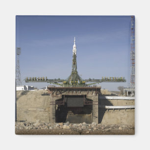 Die Soyuz Rakete wird in Position 6 aufgerichtet Magnet